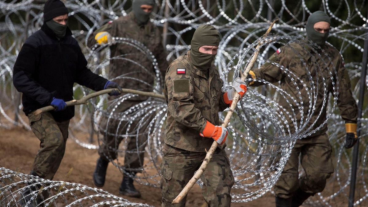 Litva a Lotyšsko začaly na hranici s Běloruskem stavět plot proti migraci